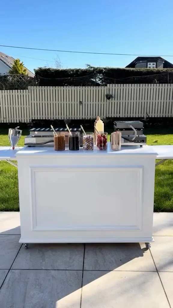 The white Céleste cart on a sunny patio